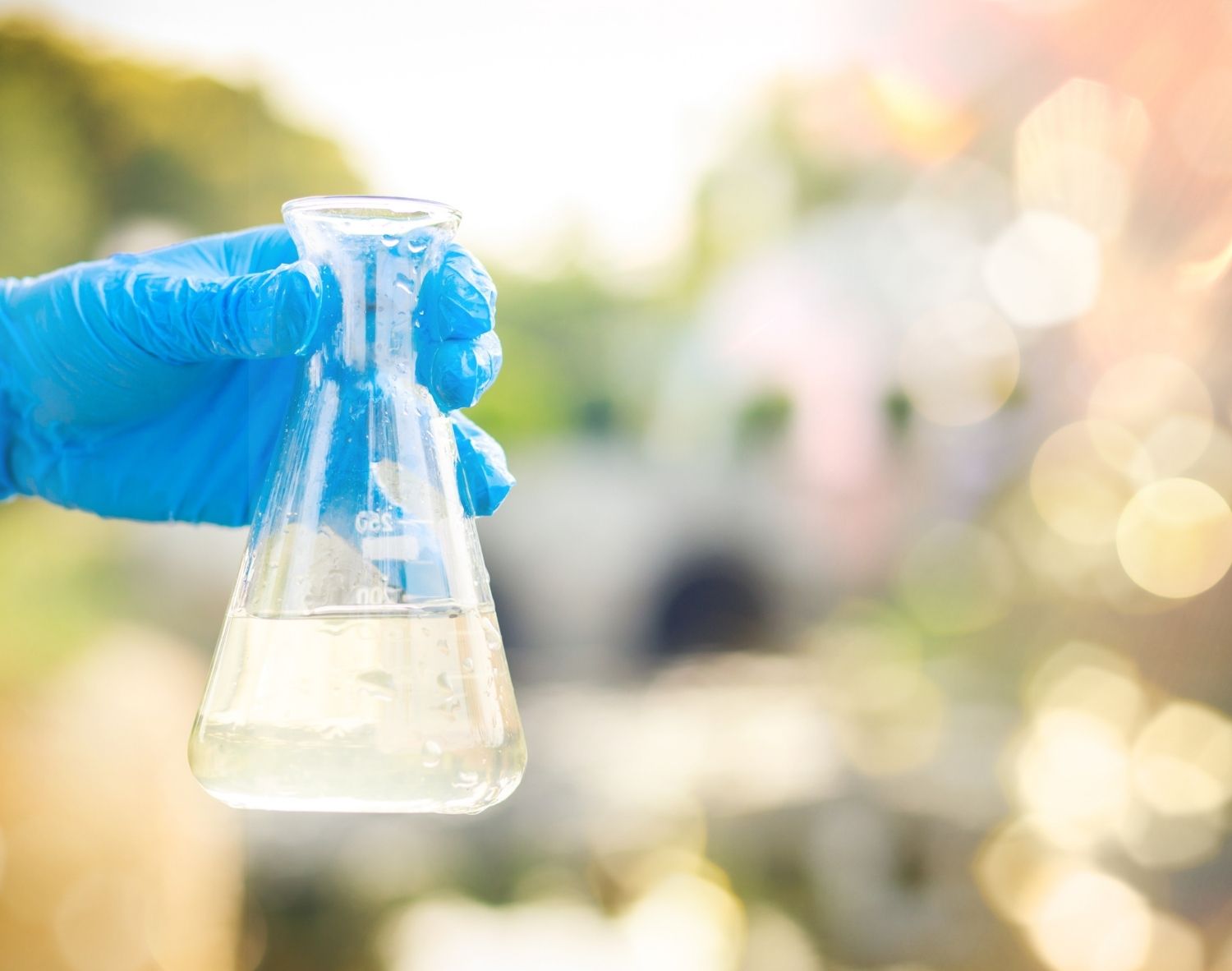 ACH, ileri teknolojiye sahip alüminyum bazlı bir koagülant olup, içme suyu ve atık su arıtma sistemlerinde yüksek performans sunar. Düşük alkalinite tüketimi sayesinde sistem dengesini korur ve daha az kimyasal kullanımına olanak tanır. Hızlı flok oluşumu ve yüksek bulanıklık giderme kapasitesi ile özellikle modern arıtma tesislerinde tercih edilmektedir.